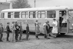 Dzieci oczekujące na badanie zębów przed objazdowym gabinetem stomatologicznym, mieszczącym się w autobusie Związkowego Ośrodka Lekarsko-Dentystycznego