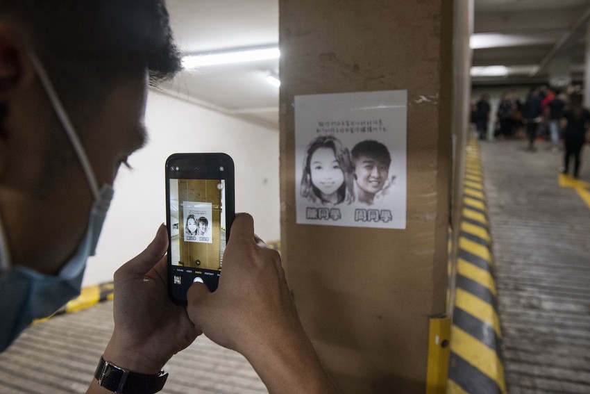 Plakat sa likom Čan Jin Lam i mladića koji je umro od povreda tokom nasilnih protesta u novembru 2019.