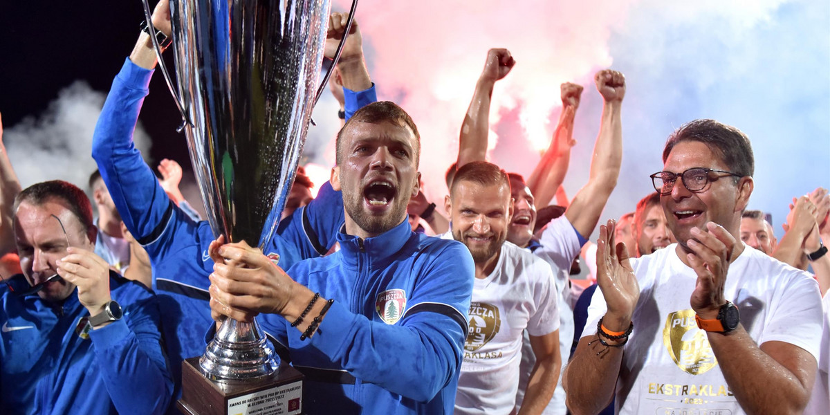 Co za wspaniała historia! Piłkarze Puszczy Niepołomice cieszyli się z pierwszego w historii awansu do Ekstraklasy. 