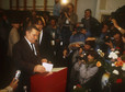Lech Wałęsa, lider "Solidarności", podczas oddawania głosu w wyborach 4 czerwca. Wałęsa był czołowym opozycjonistą w okresie PRL, współzałożycielem i przewodniczącym NSZZ „Solidarność”. W latach 1990-1995 pełnił funkcję prezydenta RP.