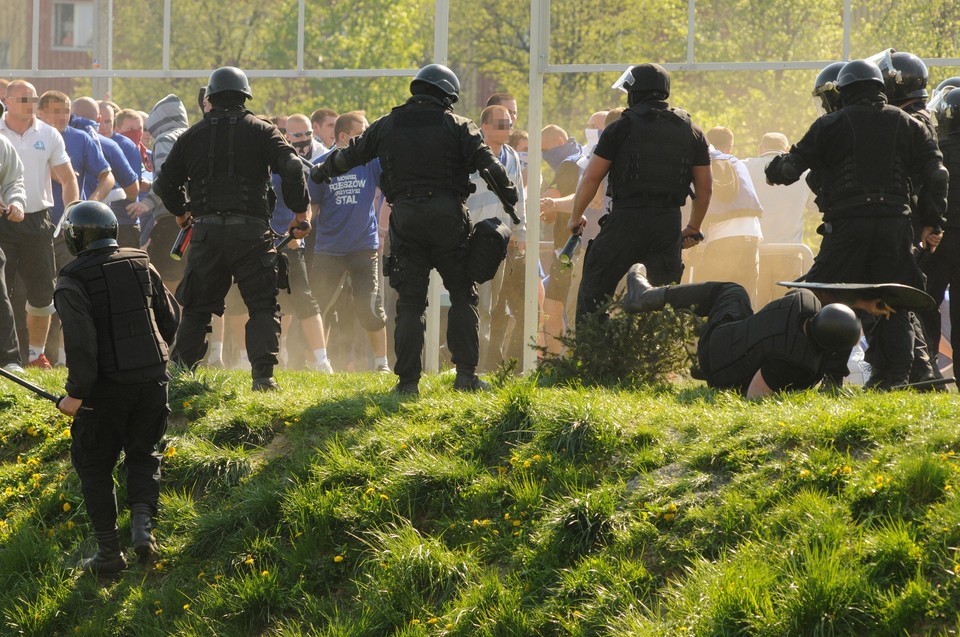 PIŁKA NOŻNA AWANTURA PODCZAS DERBÓW RZESZOWA