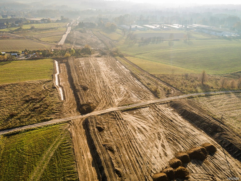 Budowa drogi ekspresowej S-1 - odcinek Dankowice - węzeł Suchy Potok - zdjęcia z drona - 15.11.2022 - autor: GDDKiA