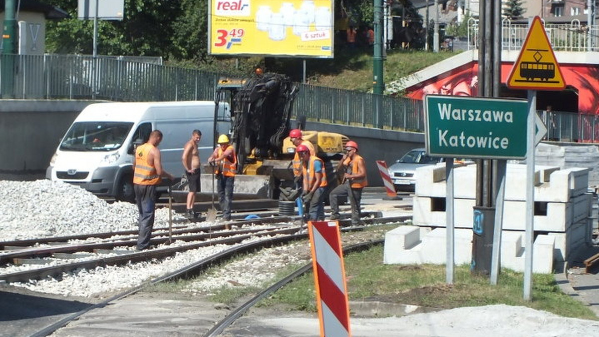 Zbliża się koniec prac modernizacyjnych na torowiskach w Sosnowcu. To oznacza kolejne utrudnienia dla podróżujących komunikacją miejską. W weekend (8-9 sierpnia) ruch tramwajów w Sosnowcu zostanie zawieszony. To efekt prac w ciągu linii numer 15. Od poniedziałku wszystko ma wrócić do normy. Wtedy też tramwaje na ulicy 3-go Maja znów będą jeździć po dwóch torach.