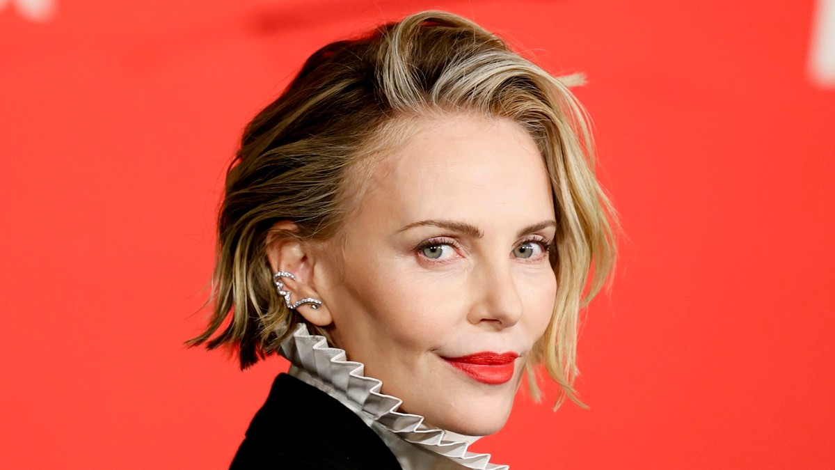 Šarliz Teron obukla sako na gole grudi, a brushaltera nigde: Toples izdanje hipnotisalo sve