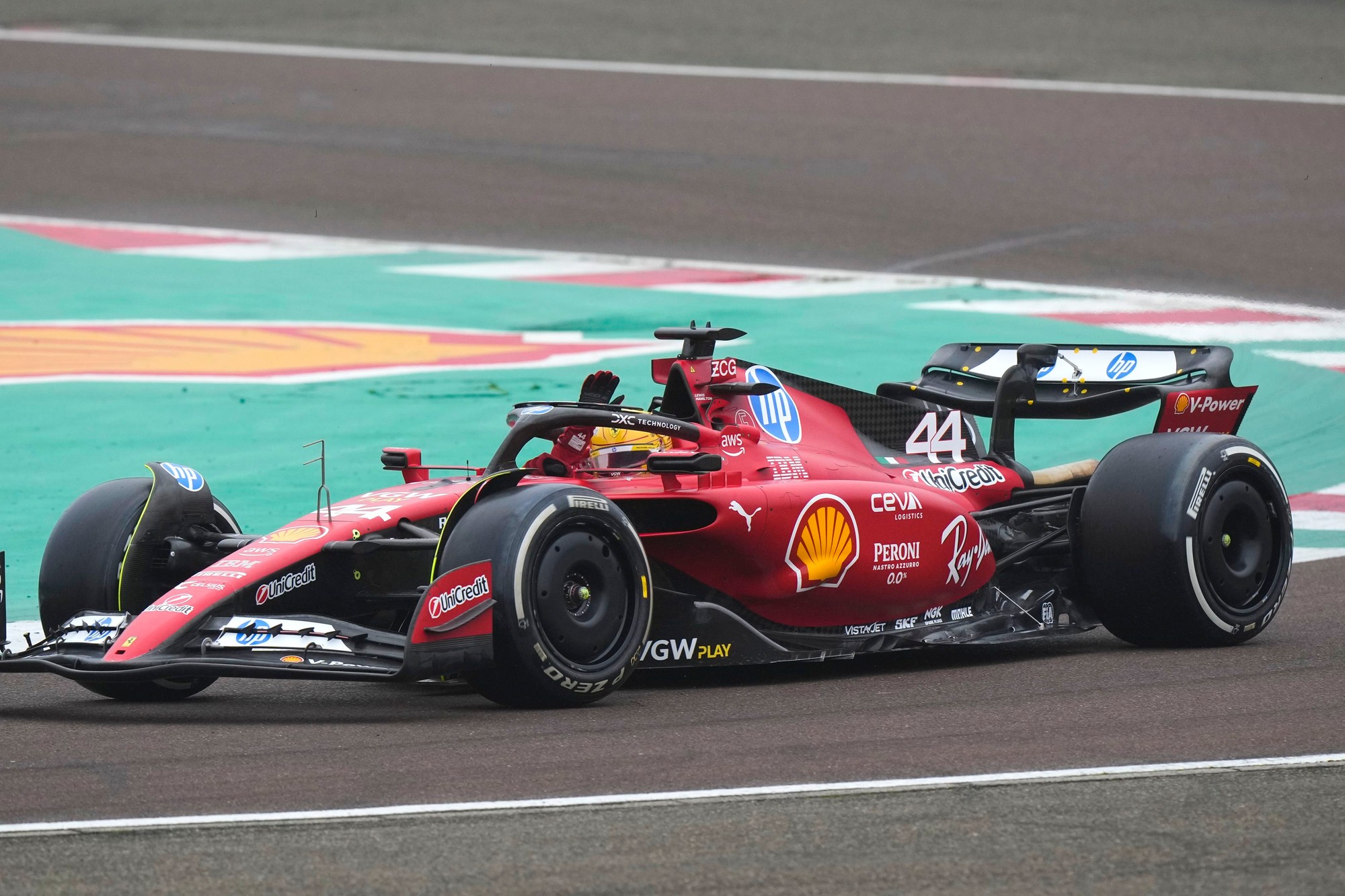 Lewis Hamilton odjazdil prvé kolá v monoposte Ferrari. 