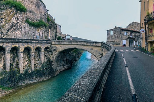 Rzymski most nad rzeką Ouvèze w Vaison-la-Romaine w Prowansji, Francja