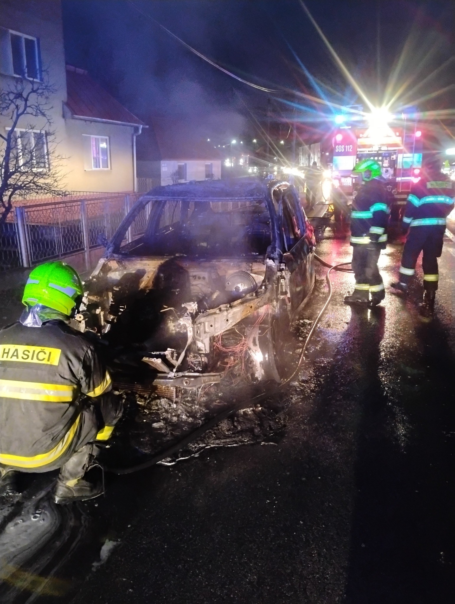 Hasiči zasahovali pri požiari auta v Dargove.