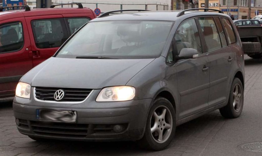 ZLODZIEJE PCHALI AUTO PRZEZ LEBORK AZ WPADLI