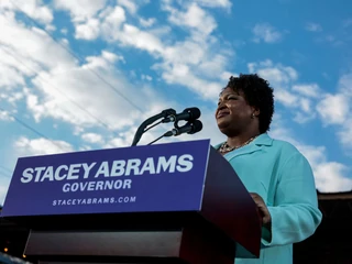 Stacey Abrams, demokratyczna polityczka po przegraniu wyborów gubernatorskich w 2018 r. założyła organizację Fair Fight Action (FFA) i zarejestrowała do głosowania 800 tys. czarnych wyborców, którzy wcześniej nie interesowali się polityką