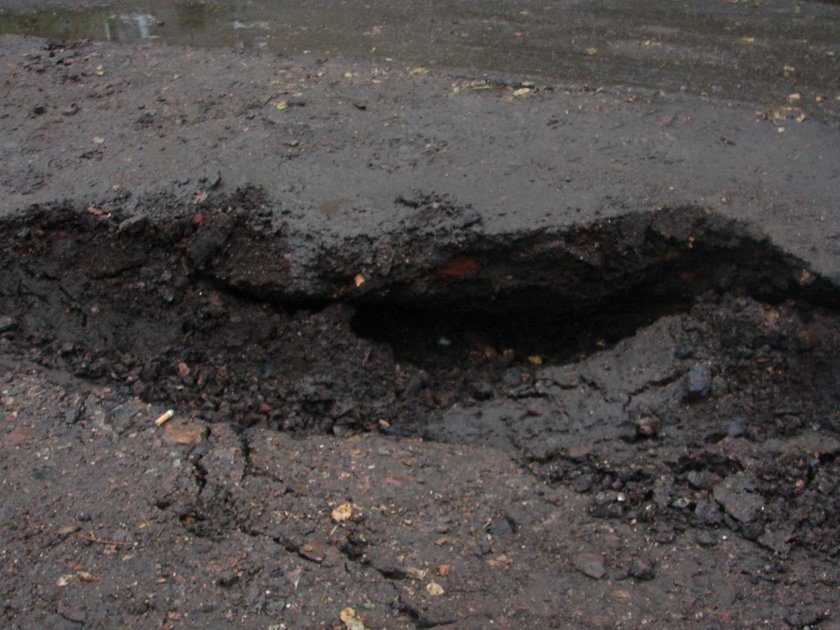 Dziura w ulicy Leszczynowej ma 6 metrów kw