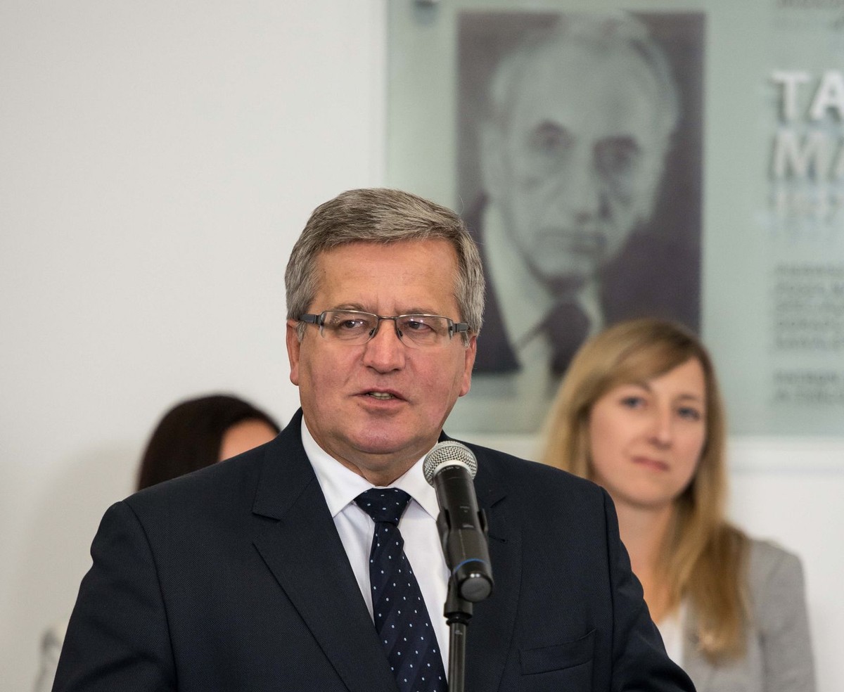 Prezydent RP Bronisław Komorowski i wnuczki Tadeusza Mazowieckiego, podczas odsłonięcia tablicy pamiątkowej
