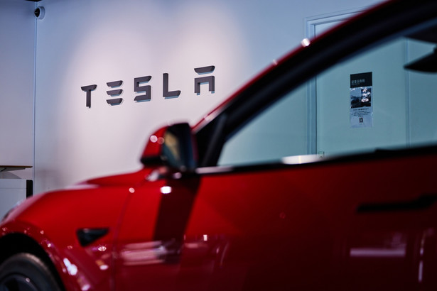 Tesla, amerykański potentat w branży motoryzacyjnej, przygotowuje się do wprowadzenia na rynek nowego kompaktowego SUV-a, o kryptonimie "Redwood".