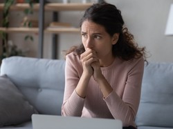 Jakie OBJAWY po przejściu COVID-19 mogą utrzymywać się długo?