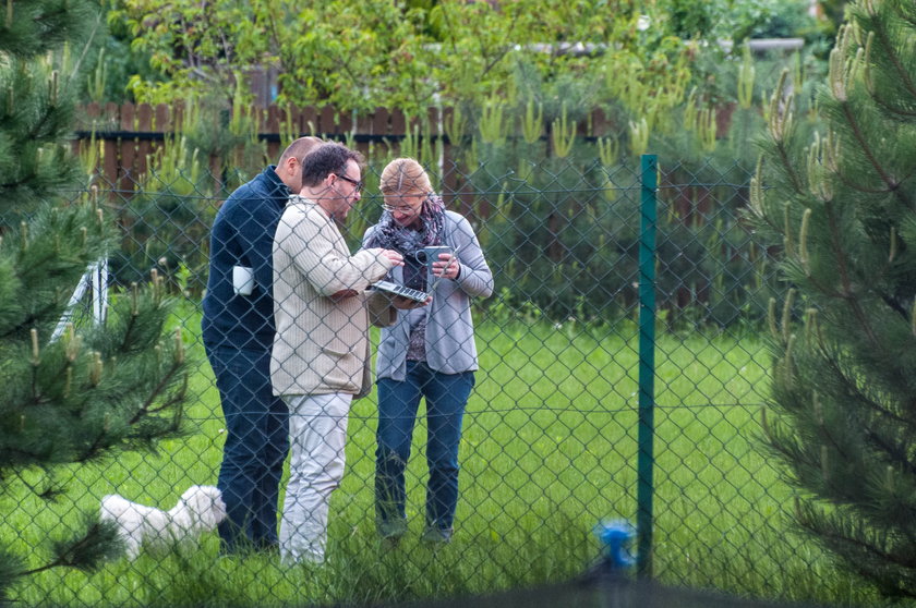 Monika Richardson i Zbigniew Zamachowski na terenie jej posesji