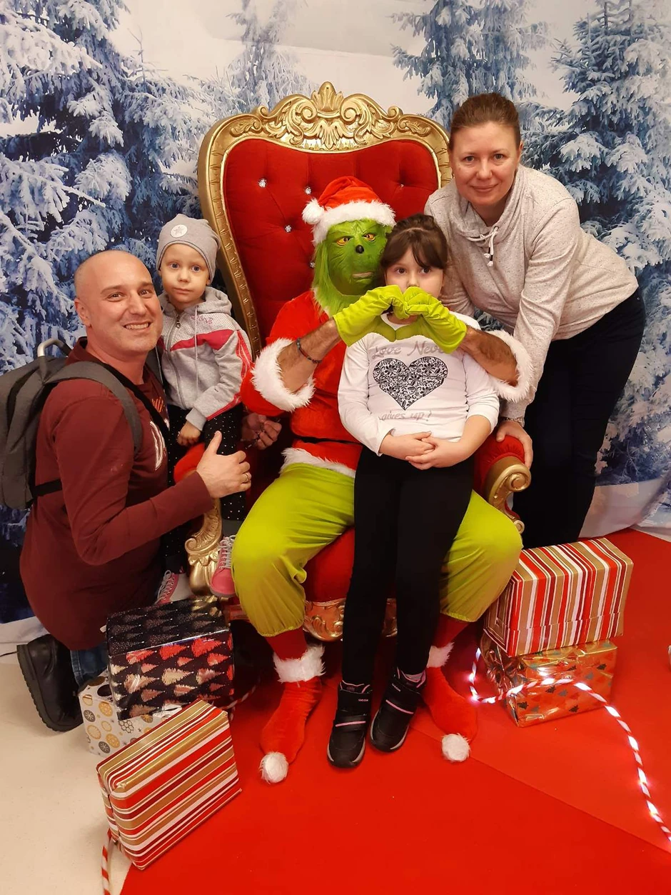 Petra sa sestrom Sofijom i roditeljima na žurki koja je priređena u bolnici povodom nastupajućih praznika