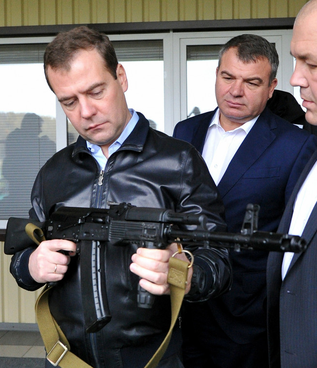 Były premier Rosji Dmitrij Miedwiediew  podczas wizyty w fabryce broni pod Moskwą 3 października 2012 r., w której uczestniczy minister obrony Anatolij Serdiukow 