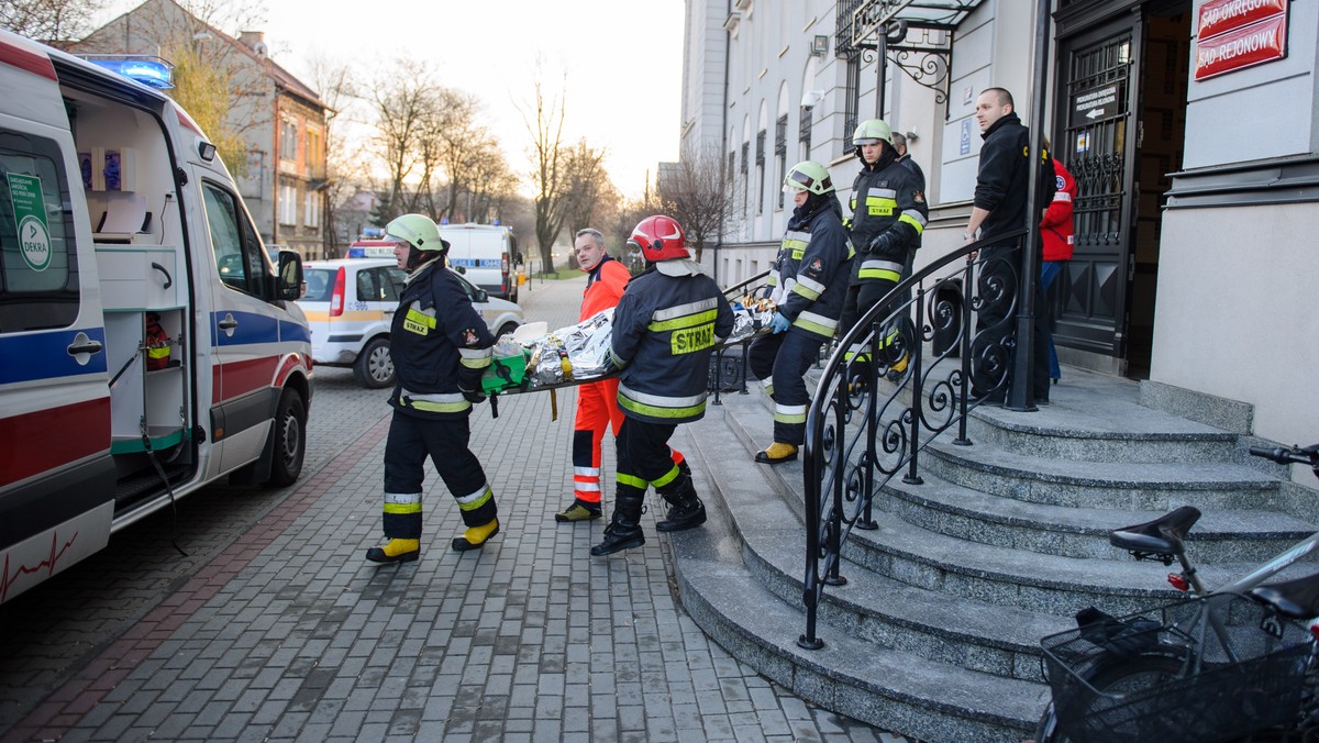 26-letni mężczyzna podpalił się w sądzie w Tarnowie. W stanie niezagrażającym życiu trafił do szpitala - powiedział rzecznik małopolskiej policji Mariusz Ciarka.