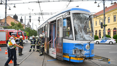 Villamos és busz ütközött, 12 ember sérült meg a debreceni balesetben – Íme az első fotók a helyszínről
