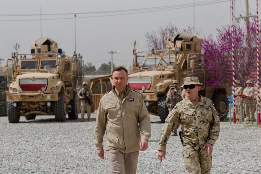 Prezydent Andrzej Duda i minister obrony Mariusz Błaszczak odwiedzili  bazę Bagram w Afganistanie