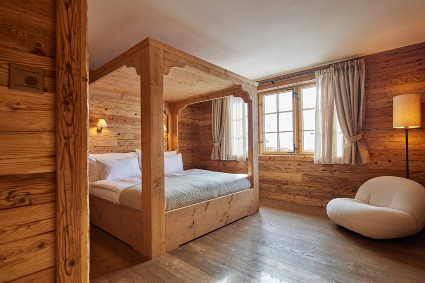 L’ancienne cabane avec ses lits superposés et ses toilettes au bout du couloir a fait son temps: les chambres conviviales mettent le bois à l’honneur et sont décorées avec goût. 