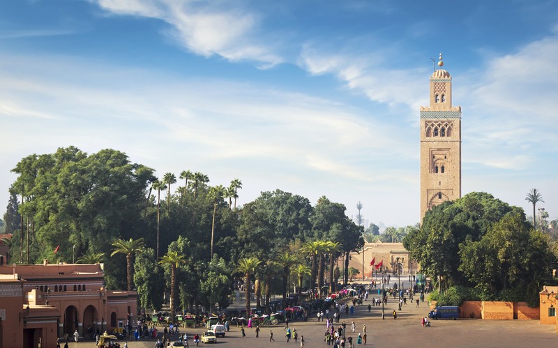 Marrakesz - miasto w południowym Maroku. Jest czwartym co do wielkości miastem Maroka i uchodzi za stolicę południowej części kraju. Leży u podnóża Atlasu Wysokiego. Marrakesz powstał w drugiej połowie XI wieku - pierwotnie jako niewielki ksar, który w kolejnych wiekach rozrósł się do rozmiarów warownego miasta. Pierwsze mury miejskie wzniesiono już na początku XII wieku - dotrwały one do naszych czasów w niemal niezmienionym stanie. Mury zbudowane są z tabii - materiału złożono głównie z czerwonej gliny. W 1985 roku medyna w Marrakeszu została wpisana na listę światowego dziedzictwa kultury UNESCO.