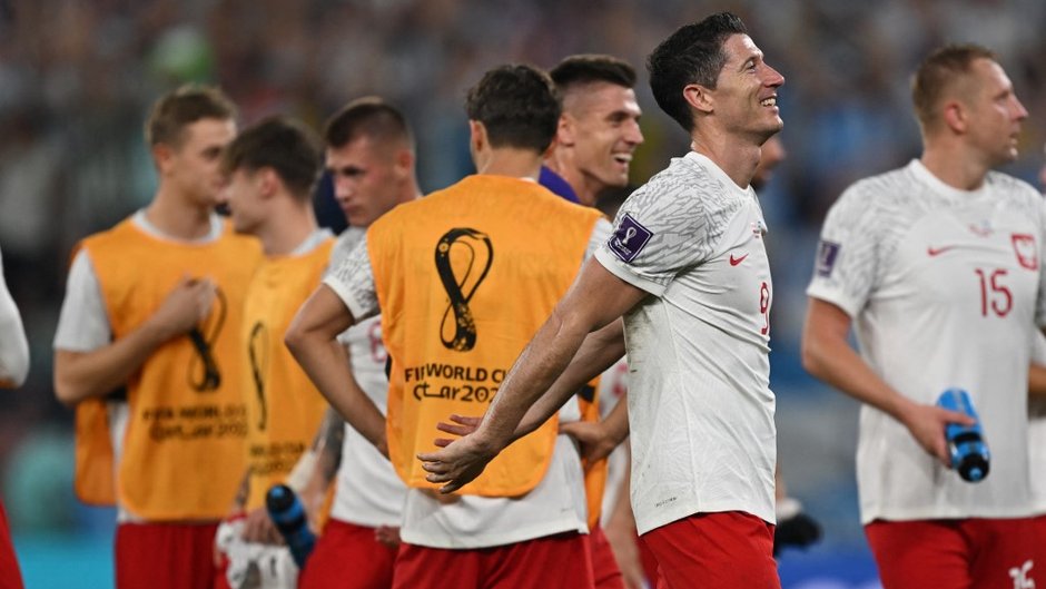 Robert Lewandowski (drugi od prawej) z kolegami z reprezentacji po awansie do 1/8 finału