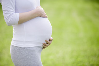 Ciąża podczas okresu próbnego: Czy przysługuje zasiłek chorobowy