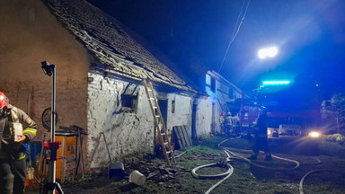 Pożar budynków w Szydłowicach. Jedna osoba została ranna