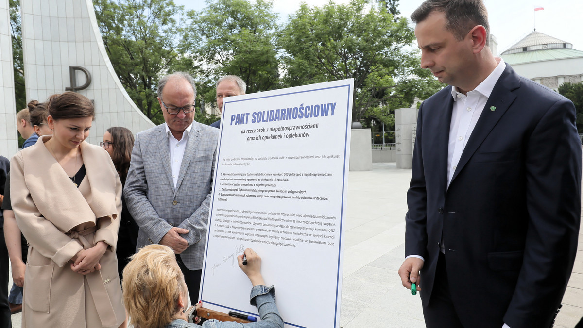 Politycy partii opozycyjnych podpisali dziś "pakt solidarnościowy", który jest zobowiązaniem do spełnienia czterech postulatów na rzecz osób niepełnosprawnych. - Podjęliśmy dziś ogromne zobowiązanie wobec Polaków - mówił lider PSL Władysław Kosiniak-Kamysz.