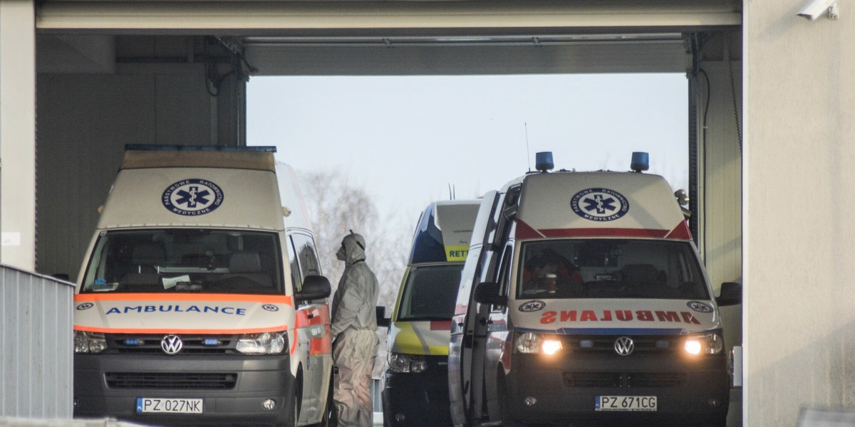 Liczba nowych zachorowań w Polsce nie zwalnia, a ten tydzień jasno pokazuje, że epidemia w kraju ma się świetnie. 