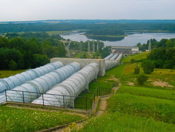 <strong>Elektrownia wodne</strong><br /><br />

W Polsce jest 784 elektrowni wodnych o łącznej mocy 970,128 MW.<br /><br />

Na zdjęciu elektrownia wodna, szczytowo-pompowa na jeziorze Kwiecko<br /><br />