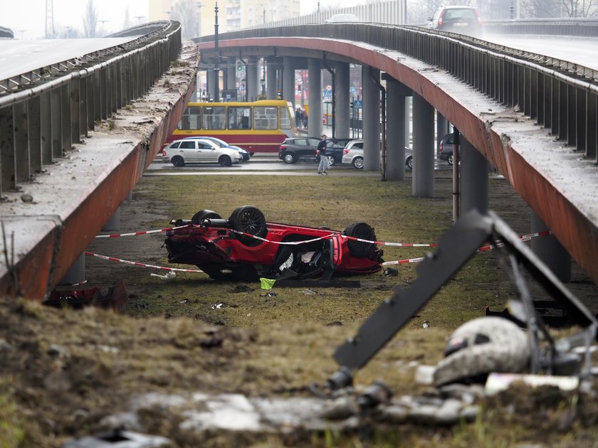 Wypadek w Łodzi. Mustang spadł z wiaduktu. W środku ojciec z dzieckiem