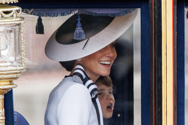 Księżna Kate przybyła na paradę w towarzystwie dzieci. Książę William nie towarzyszył jej/ Dlaczego?