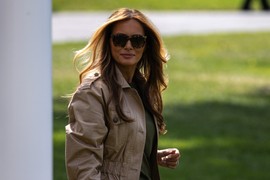 Melanija Tramp u PATIKAMA koje su nosile sve JUGOSLOVENKE! Trčalo se po njih u TRST i hrlilo do GRANICE kad su se prodavale kao ZAPLENJENA ROBA - modno izdanje koje će oduševiti REGION