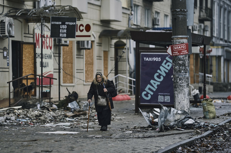 Kobieta spacerująca ulicami zniszczonego Bachmutu