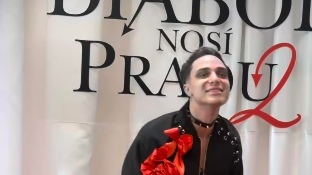 Spevák a influencer David Key.