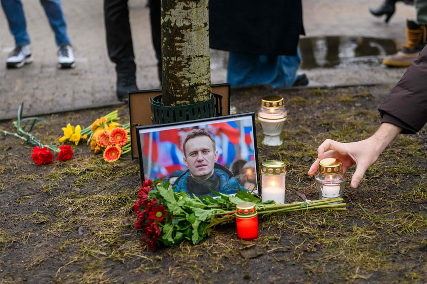 Zdjęcia Nawalnego, znicze i kwiaty - takie obrazy można zobaczyć w różnych rosyjskich miastach