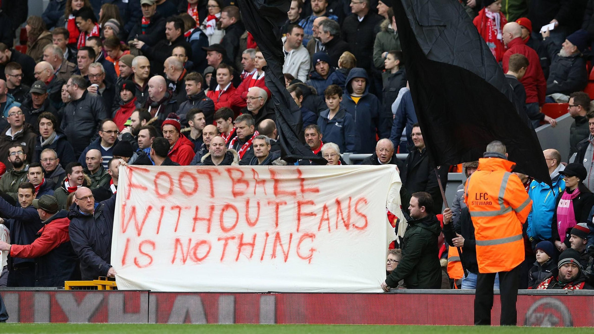 Wejściówki na spotkania zespołu z Anfield są bardzo drogie. Fani drużyny prowadzonej od października przez Juergena Kloppa mają tego dość, zwłaszcza że The Reds osiągają słabe wyniki. W sobotę wyszli ze stadionu w czasie meczu z Sunderlandem. Zrobili to dokładnie w 77. minucie. To było nawiązanie do wysokich cen biletów.