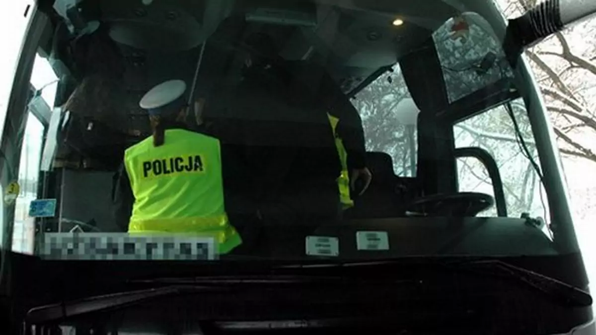 Policjant kontroluje autokar