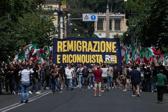 (VIDEO) RIM NA NOGAMA Više desetina hiljada ljudi na protestima podrške i protivljenja migrantima