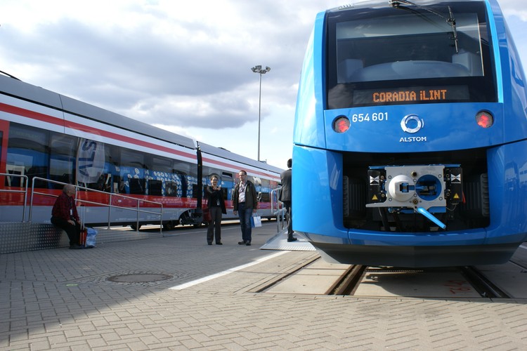 Trudno powiedzieć, że to gorąca premiera, bo pociąg jest bezemisyjny i podobno niewidoczny z poziomu dziury ozonowej. Ale na pewno premiera wyczekiwana. Skład zasilają wodorowe ogniwa paliwowe. Służy do obsługi odcinków niezelektryfikowanych i stanowi alternatywę dla pociągów spalinowych. <br><br>

Pociągów regionalnych Coradia francuski Alstom sprzedał już na całym świecie ponad 2,4 tys. Ale ta wersja, opracowana dla landów w Niemczech, to nowość. Skład iLint jest ekologiczny: emituje wyłącznie parę wodną. Producent oferuje w pakiecie innowacyjny tabor wraz z usługą serwisowania i infrastrukturą wodorową. <br><br> 
Na zdj. Pociąg Coradia ILint, Alstom w czasie targów kolejowych Innotrans w Berlinie. Fot. Konrad Majszyk