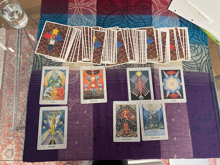 Tarotkarten können auf verschiedensten Ebenen interpretiert werden. Auch die Legemethoden unterscheiden sich. 