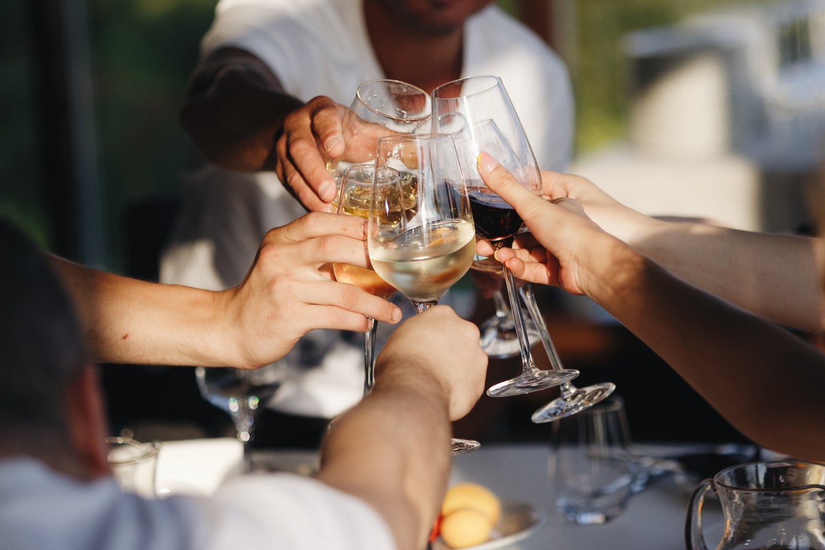 Raport o podejściu Polaków do alkoholu. Młode kobiety piją częściej niż młodzi mężczyźni