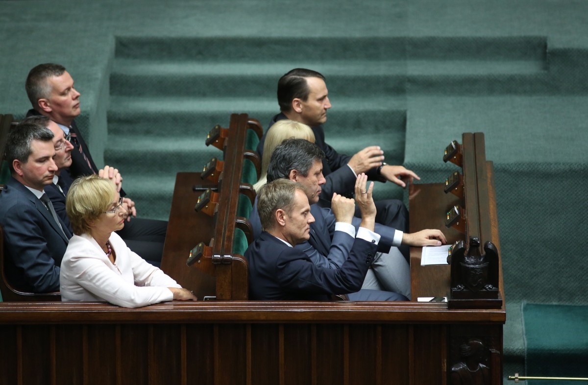 Ministrowie nagrani za pomocą nielegalnych podsłuchów przeprosili posłów PO za swoje słownictwo PAP/Leszek Szymański
