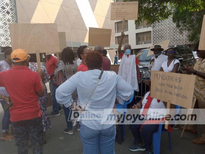 Individual pension bond holders protested at the Finance Ministry for complete exemption from DDEP