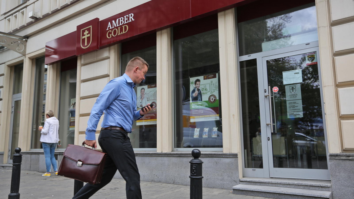 Sąd Okręgowy w Gdańsku przedłużył w piątek o kolejne trzy miesiące areszt dla prezesa Amber Gold Marcina P. Jest on podejrzany m.in. o oszustwo i prowadzenie bez zezwolenia działalności bankowej.