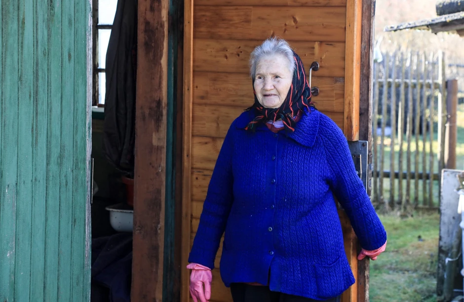 "Mi ćemo uskoro umreti, ali naša unučad treba da živi", kaže Jadviga Mackevič (84) iz sela Šadžinuai