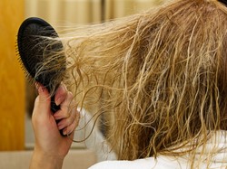 Jak właściwie zadbać o przesuszone włosy? Porady stylisty fryzur