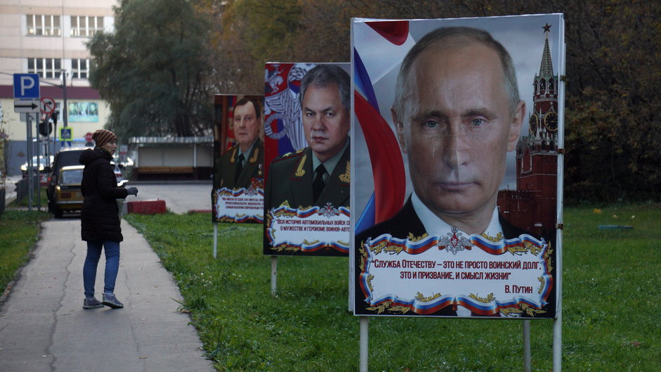 Plakaty z Władimirem Putinem (od prawej) i ministrem obrony Siergiej Szojgu na moskiewskiej ulicy. 
