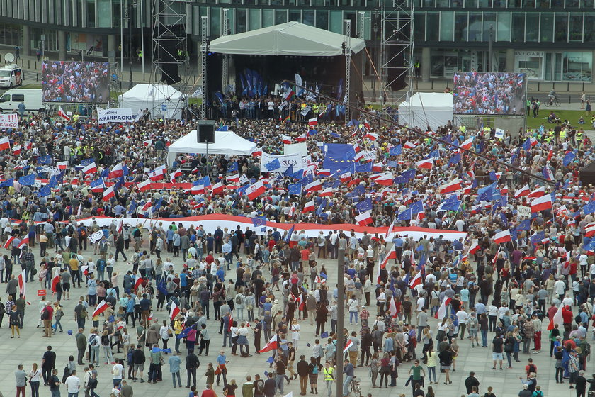 Manifestacja KOD i opozycji